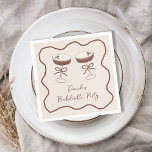 Whimsical Espresso Martini Hand getrokken Bachelor Servet<br><div class="desc">Voeg een stijlvolle en leuke touch toe aan uw vrijgezellenfeest tafeldecor met deze espresso martini-thema servetten! Met handgetekende illustraties van espresso martini-glazen met schattige bogen combineert dit ontwerp koffie-chique vibes met speels cocktailplezier. De rijke koffiebruine kleuren, krabbelige doodle-stijl en golvende handgetekende lijst creëer hebben een grillige en trendy look die...</div>