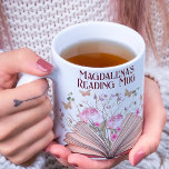 Whimsical Floral Book Lover Bookish Name Reading Koffiemok<br><div class="desc">Whimsical open book met bloemen en vlinders met de gepersonaliseerde tekst "mok lezen",  een geweldig boekengeschenk voor een boekenworm of een boekenclub,  voor elk geval.</div>