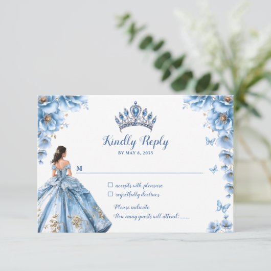 Whimsical Floral Dusty Blue Tiara Quinceañera RSVP Kaartje (Staand voorkant)