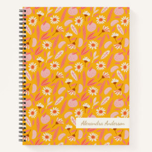 Whimsical Floral Pattern in Mosterd en Roze Naam Notitieboek