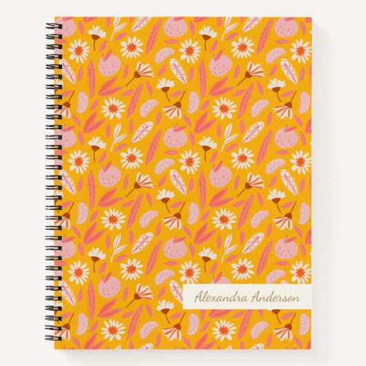Whimsical Floral Pattern in Mosterd en Roze Naam Notitieboek (Voorkant)