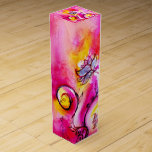 WHIMSICAL FLOWERS Pink Fuchsia Yellow Sparkles Wijn Geschenkdoos<br><div class="desc">Levendig,  elegant en artistiek ontwerp. Een kleurrijke mousserende vlinder met een magische bloem,  bloesems en bloei in de lente ,  Waterverf schilderij met gouden en zilverfolie .</div>