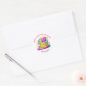 Whimsical Frosted Cake Gepersonaliseerde Verjaarda Ronde Sticker (Envelop)