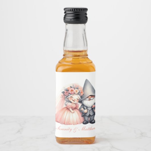 Whimsical Garden Gnome Bruid Bruidegom Sinaasappel Likeurfles Etiket (Voorkant)