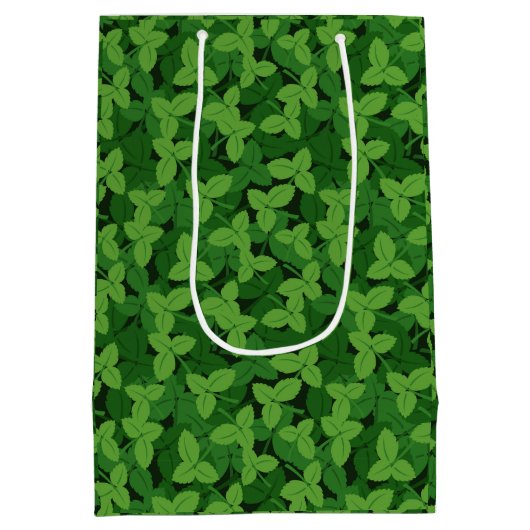 Whimsical Garden Strawberry Leaves Gift Paper Bag Medium Cadeauzakje (Achterkant)
