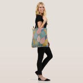 Whimsical gebladerte: pastelbladeren tote bag (Op model)
