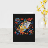 Whimsical geïllustreerde kikker met levendige bloe kaart (Gele Bloem)