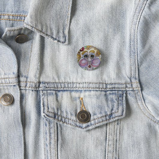 Whimsical Gezicht Button Pin (In situ)