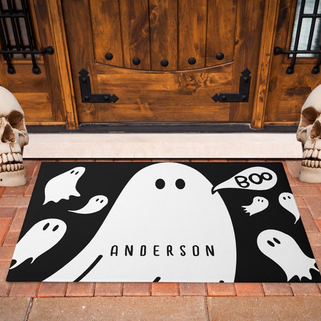 Whimsical Ghosts aangepaste naam Deurmat (The perfect door mat to greet guests and Trick-or-Treaters this Halloween.)