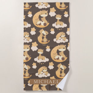Whimsical Giraffe op Clouds Pattern Custom Name Strandlaken