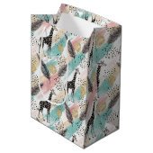 Whimsical Giraffe Polka Dot Pattern – Pastel Medium Cadeauzakje (Voorkant Gekanteld)