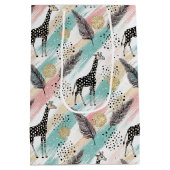 Whimsical Giraffe Polka Dot Pattern – Pastel Medium Cadeauzakje (Achterkant)