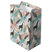 Whimsical Giraffe Polka Dot Pattern – Pastel Medium Cadeauzakje (Achterkant Gekanteld)