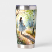 Whimsical Girl Dancing Through Birch Forest Geïsoleerde Drinkbeker (Voorkant)