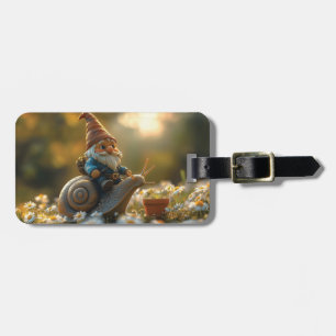 Whimsical Gnome op Snail Ride Magical Garden Scene Bagagelabel