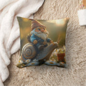 Whimsical Gnome op Snail Ride Magical Garden Scene Kussen (Deken)