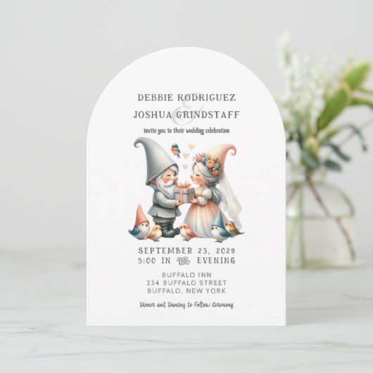 Whimsical Gnomes Fun Wedding Invitation  Kaart (Staand voorkant)