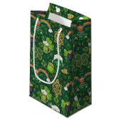 Whimsical Green Cartoon St. Patrick’s Day Pattern Klein Cadeauzakje (Voorkant Gekanteld)