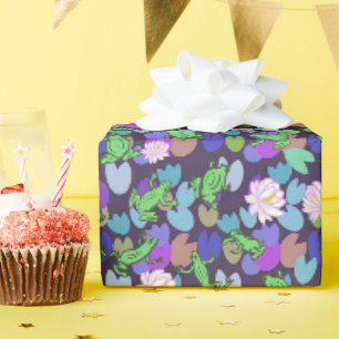 Whimsical Green Frogs en Lily Pads op donkerblauw Cadeaupapier