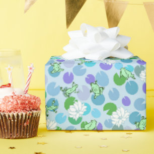 Whimsical Green Frogs en Lily Pads op lichtblauw Cadeaupapier