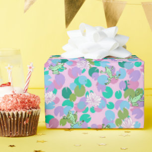 Whimsical Green Frogs en Lily Pads op roze Cadeaupapier