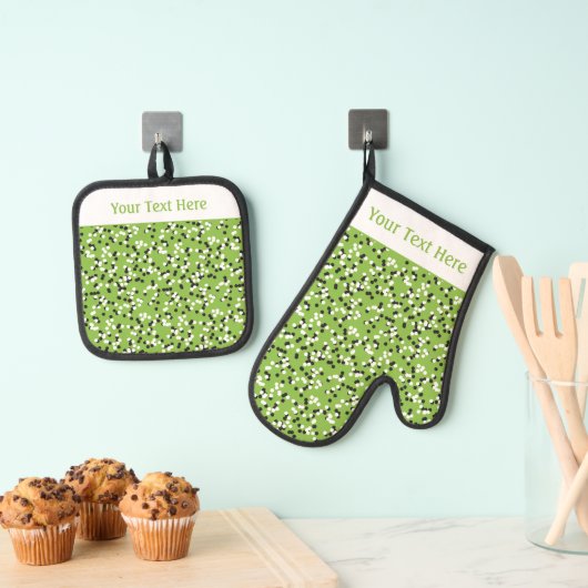 Whimsical Green Polka Dot Doodles Pattern Ovenwant & Pannenlap Set (Insitu(Ophanging))