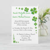 Whimsical Green Shamrock Wedding Invitation Kaart (Staand voorkant)