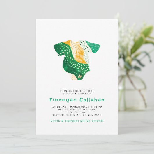 Whimsical Green Shamrocks Gelukkig Een Eerste Verj Kaart (Staand voorkant)