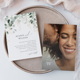 Whimsical Greenery en Gold Monogram Foto Wedding Kaart