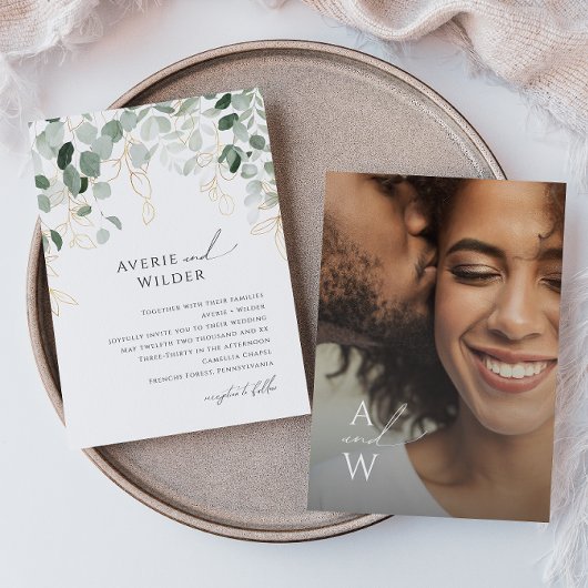Whimsical Greenery en Gold Monogram Foto Wedding Kaart