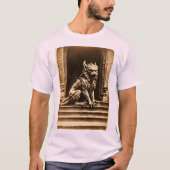 "Whimsical Guardian: Een Manticore Gargoyle in de T-shirt (Voorkant)