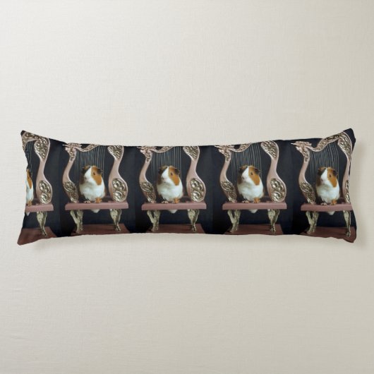 Whimsical Guinea Pig Harp Body Pillow Lichaamskussen (Voorkant)