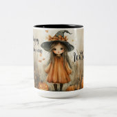 Whimsical Halloween Witch & Pumpkin gepersonalisee Tweekleurige Koffiemok (Center)