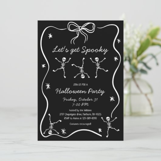 Whimsical Hand Drawn Skeleton Bow Lijst Halloween Kaart (Staand voorkant)