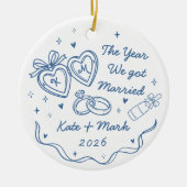 Whimsical Hand Getekende Eerste Kerst Getrouwd Keramisch Ornament (Voorkant)