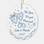 Whimsical Hand Getekende Eerste Kerst Getrouwd Keramisch Ornament (Links)