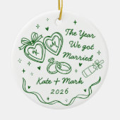Whimsical Hand Getekende Eerste Kerst Getrouwd Keramisch Ornament (Voorkant)