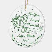 Whimsical Hand Getekende Eerste Kerst Getrouwd Keramisch Ornament (Links)