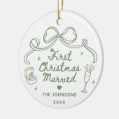Whimsical Hand Getekende Eerste Kerstmis Getrouwd Keramisch Ornament (Links)