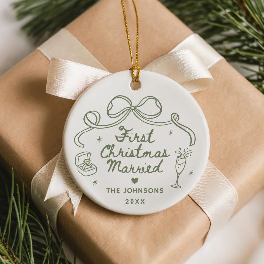 Whimsical Hand Getekende Eerste Kerstmis Getrouwd Keramisch Ornament