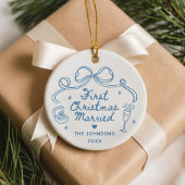 Whimsical Hand Getekende Eerste Kerstmis Getrouwd Keramisch Ornament