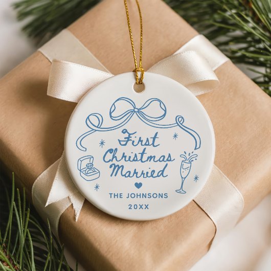 Whimsical Hand Getekende Eerste Kerstmis Getrouwd Keramisch Ornament
