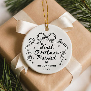 Whimsical Hand Getekende Eerste Kerstmis Getrouwd Keramisch Ornament