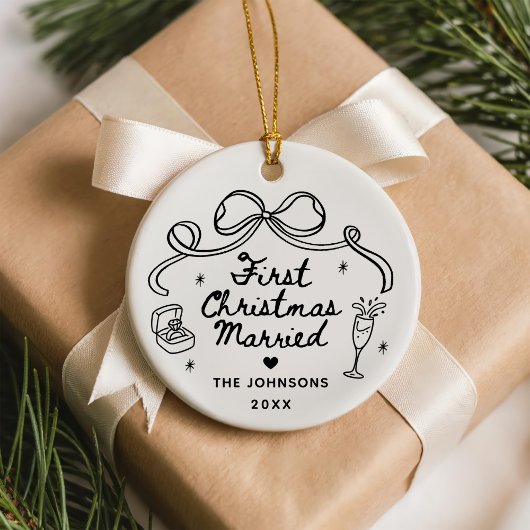 Whimsical Hand Getekende Eerste Kerstmis Getrouwd Keramisch Ornament