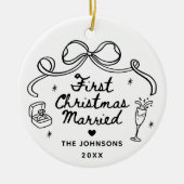 Whimsical Hand Getekende Eerste Kerstmis Getrouwd Keramisch Ornament (Voorkant)
