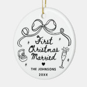 Whimsical Hand Getekende Eerste Kerstmis Getrouwd Keramisch Ornament (Links)
