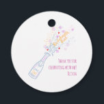Whimsical Hand getrokken bloemenvrijgezellenfeest Bedankjes Labels<br><div class="desc">Deze trendy handgetekende stijl geïllustreerde vrijgezellenfeestgunstag heeft een krabbelfles champagnefles met bloemen en confetti. Het grillige en eigenzinnige ontwerp van het bedankje label bevat handgeschreven lettertype en viering doodles. Pastel kleuren met stoffige blauwe tinten voor een leuk en modern vrijgezellenfeest cadeau.</div>