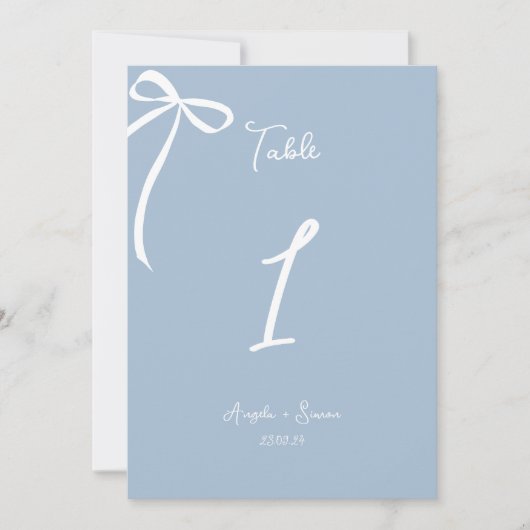 Whimsical Hand getrokken Bow Stoffig Blauw Tafelnu (Voorkant)