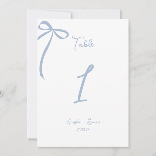 Whimsical Hand getrokken Bow Stoffig Blauw Tafelnu (Voorkant)