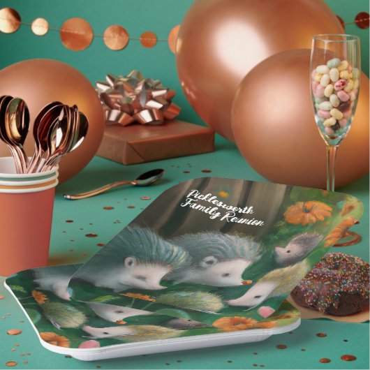 Whimsical Hedegel Family Picnicking in the Garden Papieren Bordje (Multi)